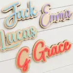 Nombres en relieve cortados con láser en madera y acrílico de colores para decoración infantil